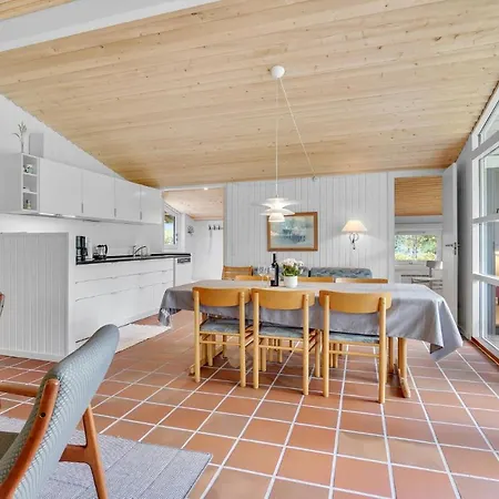 Three-bedroom In Feriehus Nordenbro Vesteregn