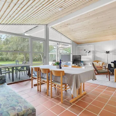 Three-bedroom In Feriehus Nordenbro Vesteregn