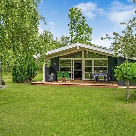 Three-bedroom In Feriehus *