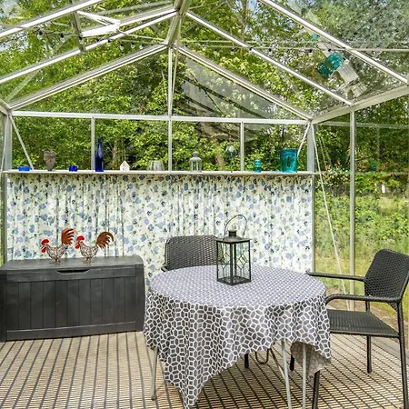 Three-bedroom In Feriehus *